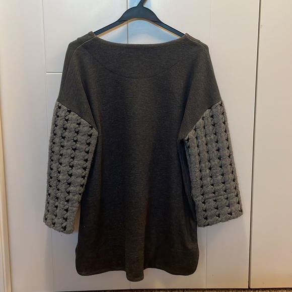 Unique designed sleeves sweater - Picture 2 of 3